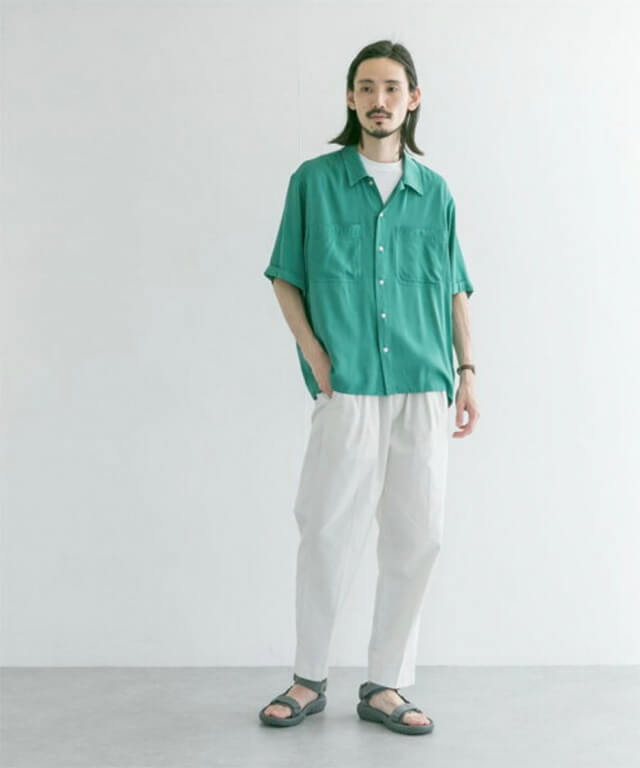 6月14日up 細身体型の方に似合う淡い グリーン のシャツをチョイス ワイドパンツと合わせて メンズファッションマガジン 服ログ