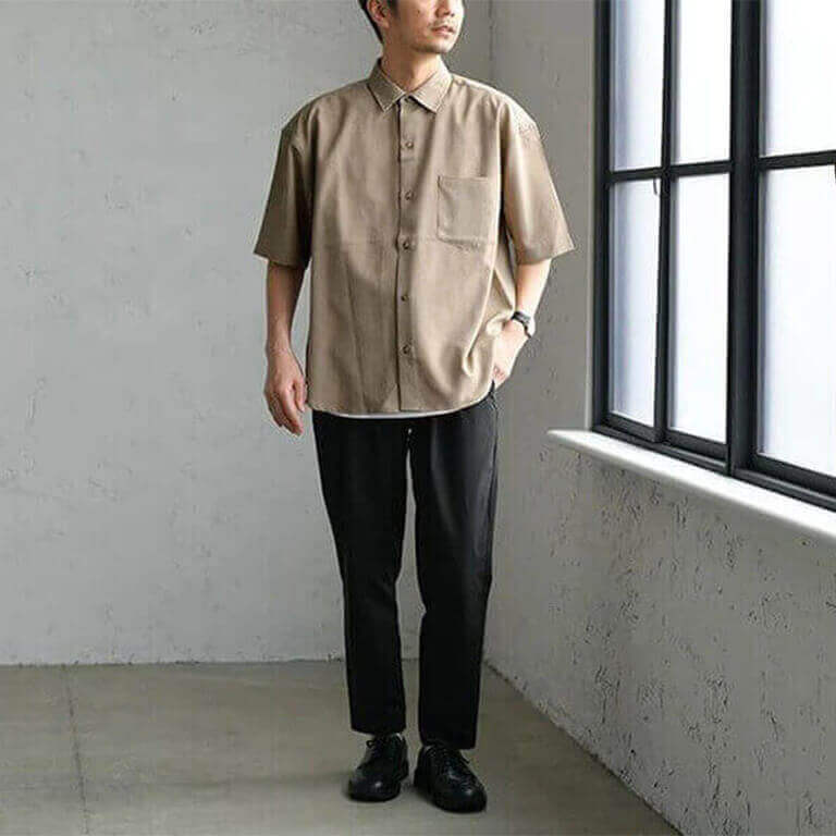 7月18日UP] ボックスシルエットのシャツは「ゆったりパンツ」と合わせて「Hライン」のシルエットを意 - メンズファッションマガジン“服ログ”